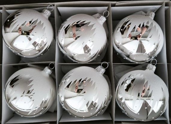 KOULE, SKLENĚNÁ VÁNOČNÍ OZDOBA, STŘÍBRNÁ, BÍLÝ DEKOR