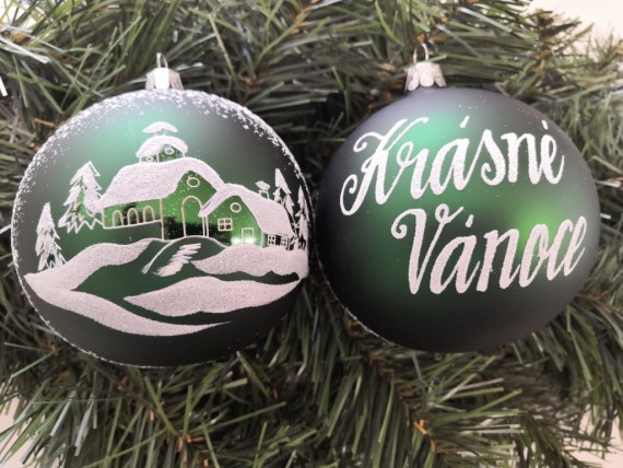 KOULE, TMAVĚ ZELENÁ MAT, MOTIV CHALOUPKY, BÍLÝ POSYP 10 CM