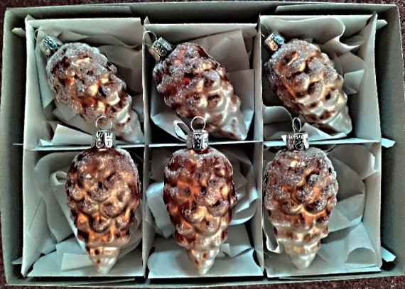 ŠIŠKA BOROVÁ, FORMA, HNĚDÁ, MAT, DEKOR