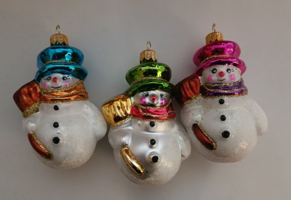 SNĚHULÁK S METLOU, skleněný, forma, barevný dekor