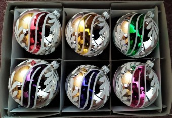 KOULE, SKLENĚNÁ VÁNOČNÍ OZDOBA, STŘÍBRNÁ, BARVA ASS, LESK, MALOVANÝ DEKOR