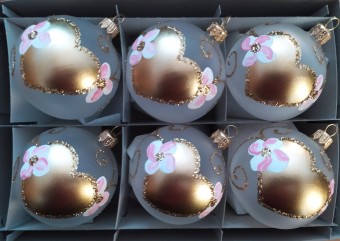 KOULE, SKLENĚNÁ VÁNOČNÍ OZDOBA, PRŮHLEDNÁ, BÍLÁ, RETRO DEKOR, ZLATÉ SRDCE