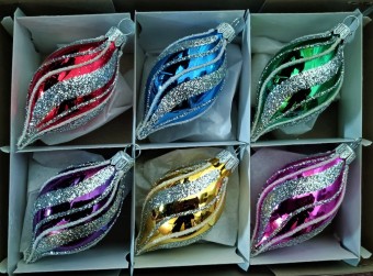 OLIVA, SKLENĚNÁ VÁNOČNÍ OZDOBA, BARVA ASS , STŘÍBRNÝ RETRO DEKOR