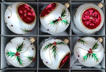 KOULE, SKLENĚNÁ VÁNOČNÍ OZDOBA, TLAČENÁ, BÍLÁ, BAREVNÝ DEKOR SE ŠATONY