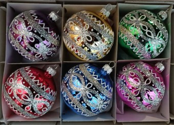 KOULE, SKLENĚNÁ VÁNOČNÍ OZDOBA, BAREVNÁ, STŘÍBRNÝ RETRO DEKOR