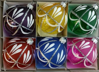 KOULE, SKLENĚNÁ VÁNOČNÍ OZDOBA, PRŮHLEDNÁ, BAREVNÁ, BÍLÝ RETRO DEKOR