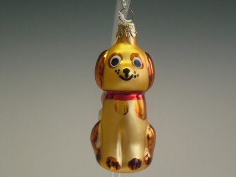 PES SEDÍCÍ DLOUHÝ, FORMA, HNĚDÝ, MAT, DEKOR