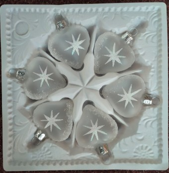 SRDCE, SKLENĚNÁ VÁNOČNÍ OZDOBA, PRŮHLEDNÉ, BÍLÉ, DEKOR HVĚZD