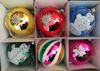 KOULE/SORTIMENT RETRO BAREV A DEKORŮ, koule 10 cm