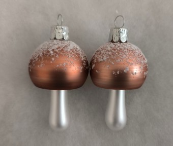 HOUBA, skleněná, volně foukaný tvar, hnědý klobouk