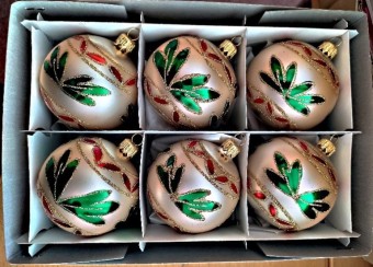 KOULE, SKLENĚNÁ, HLADKÁ, ZLATÁ, MAT, DEKOR ZELENÝCH LISTŮ