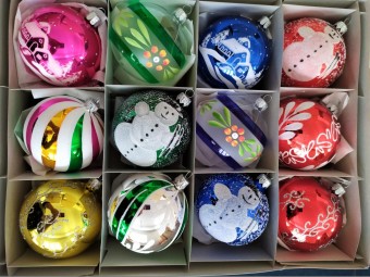 KOULE/SORTIMENT RETRO BAREV A DEKORŮ, koule 8 cm