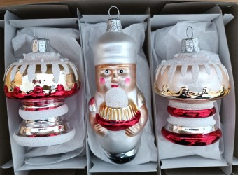 SORTIMENT, 2 VARIANTY DORTU NA PODSTAVCI + CUKRÁŘ, FORMA, LESK/MAT, BAREVNÝ DEKOR